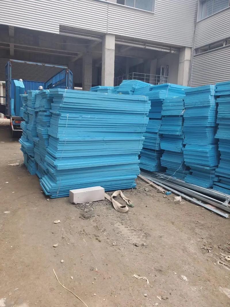 挤塑板顺利抵达工地，保温隔热材料供应全程实拍